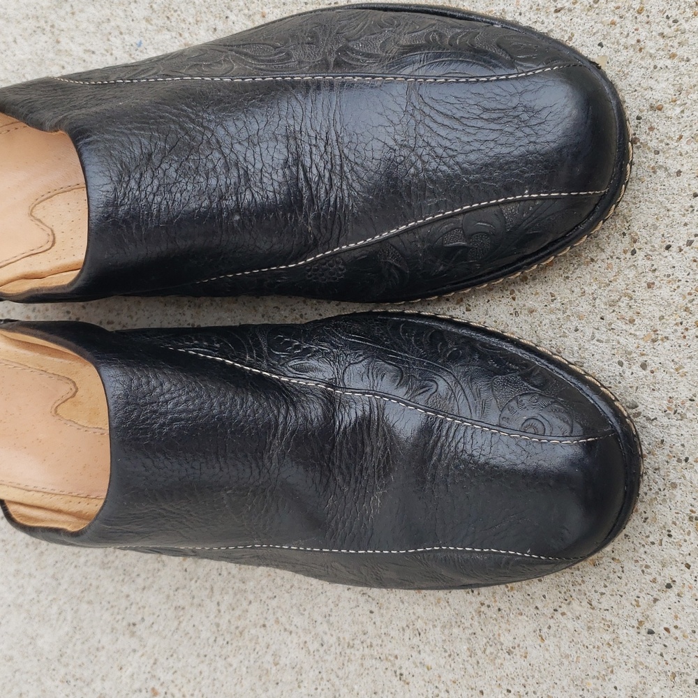 Sofft Floral Embossed Black Leather Slip On Mules Clogs Size 7.5 Comfort Neutral - Picture 15 of 16